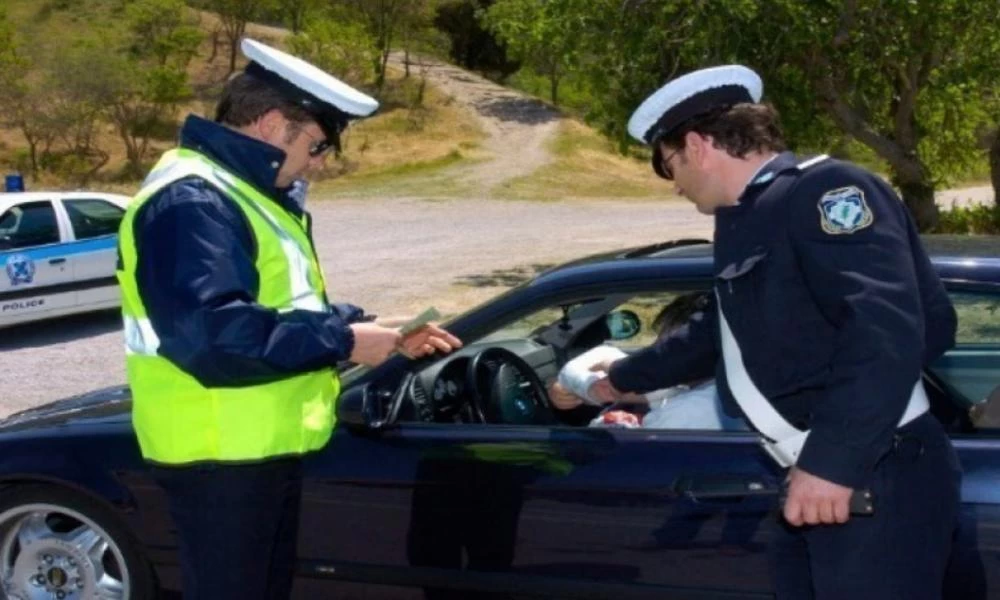 Πρόστιμα απαγόρευσης κυκλοφορίας: Πότε πληρώνετε 150 και πότε 300 ευρώ